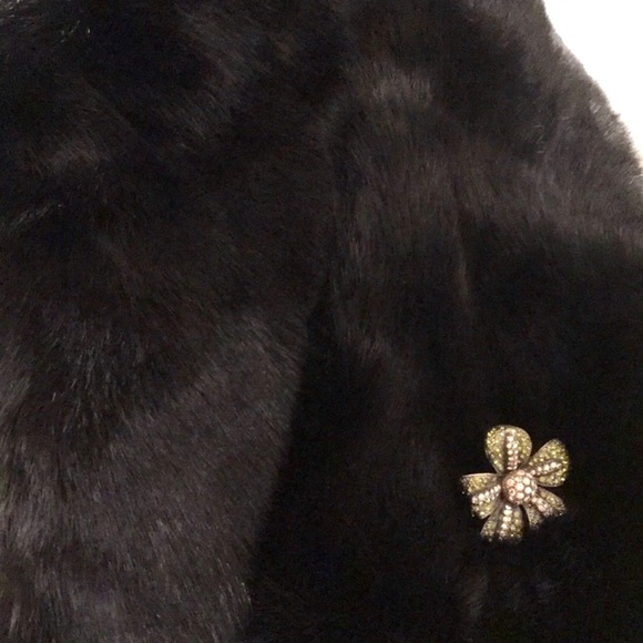 NWOT rabbit fur scarf w/detachable brooch - Picture 4 of 8